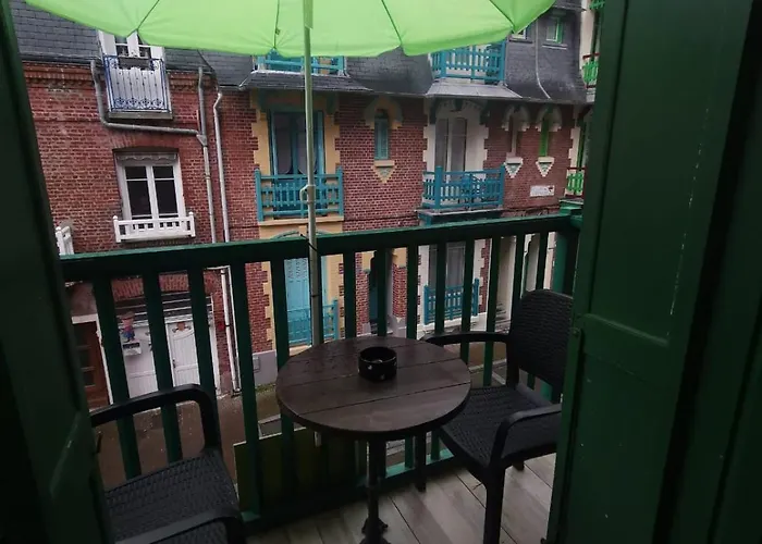 Appartement Avec Balcon Au 1Er Etage Vue Laterale Mer A 50 Metres De La Plage A Mers Les Bains.