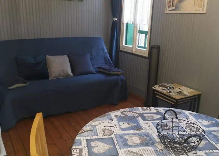 Appartement Avec Balcon Au 1Er Etage Vue Laterale Mer A 50 Metres De La Plage A Mers Les Bains.