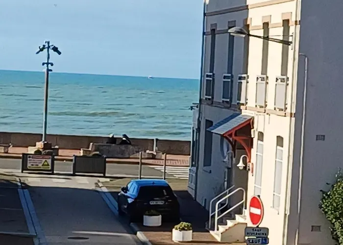 Appartement Avec Balcon Au 1Er Etage Vue Laterale Mer A 50 Metres De La Plage A Mers Les Bains.