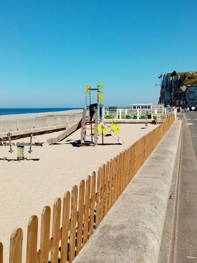 Avec Balcon Au 1er étage Vue Latérale à 50 Mètres De La à Les Bains. * Mers-les-Bains