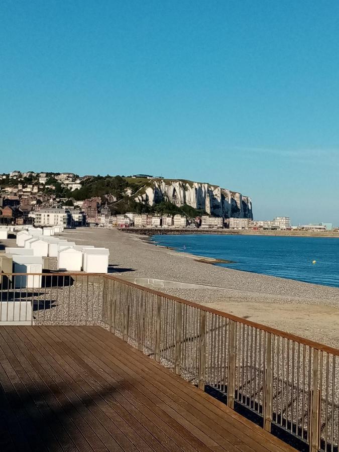 Avec Balcon Au 1er Etage Vue Laterale A 50 Metres De La A Les Bains. *