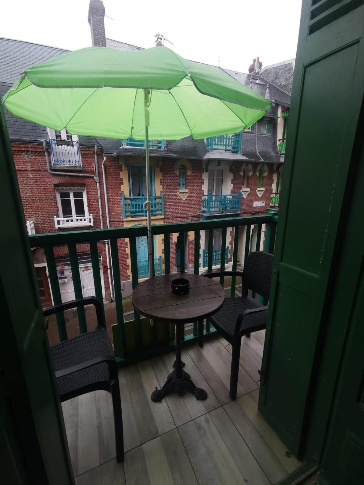 Avec Balcon Au 1er étage Vue Latérale à 50 Mètres De La à Les Bains. * Mers-les-Bains