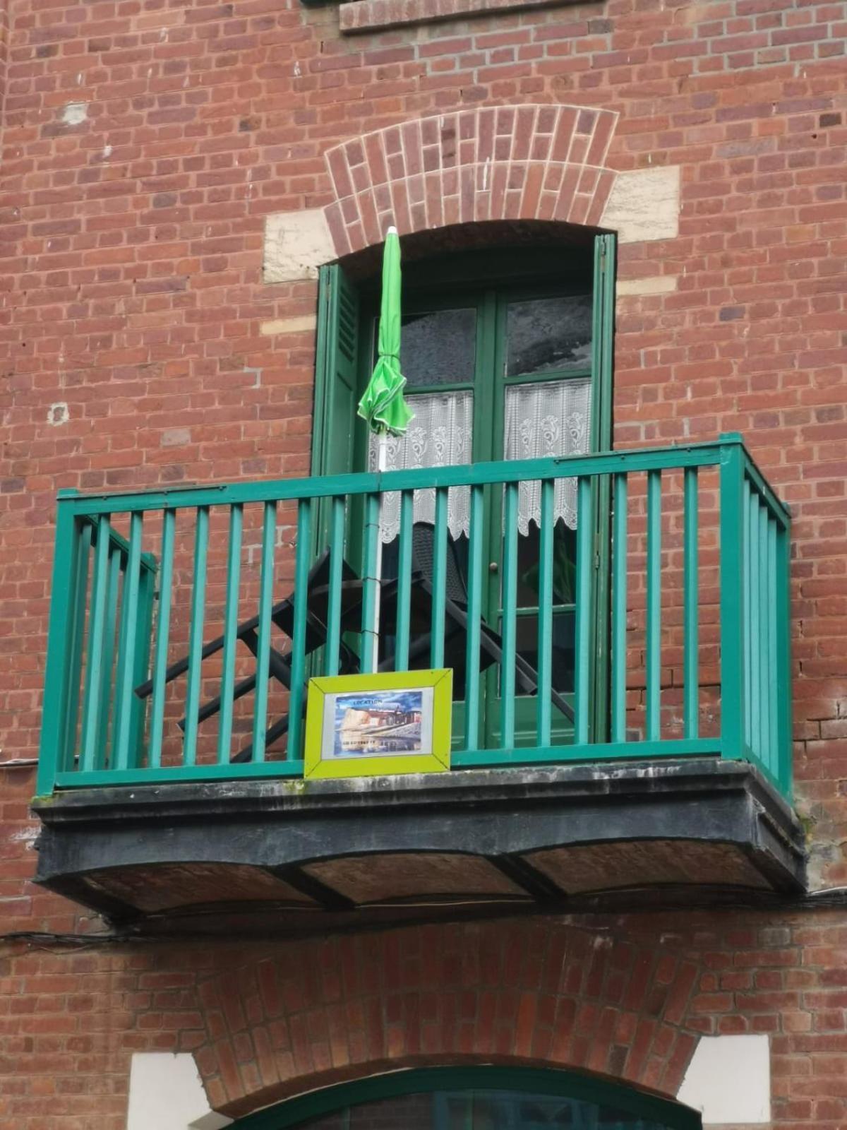 Appartement Avec Balcon Au 1er étage Vue Latérale à 50 Mètres De La à Les Bains.