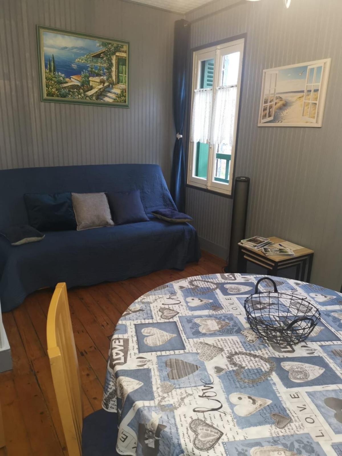 Avec Balcon Au 1er étage Vue Latérale à 50 Mètres De La à Les Bains. Appartement Mers-les-Bains