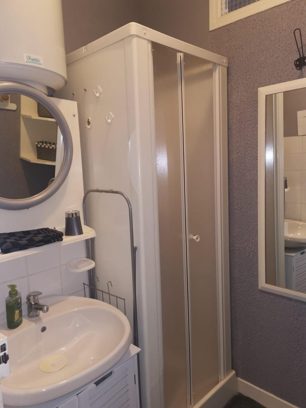 Avec Balcon Au 1er étage Vue Latérale à 50 Mètres De La à Les Bains. Appartement *