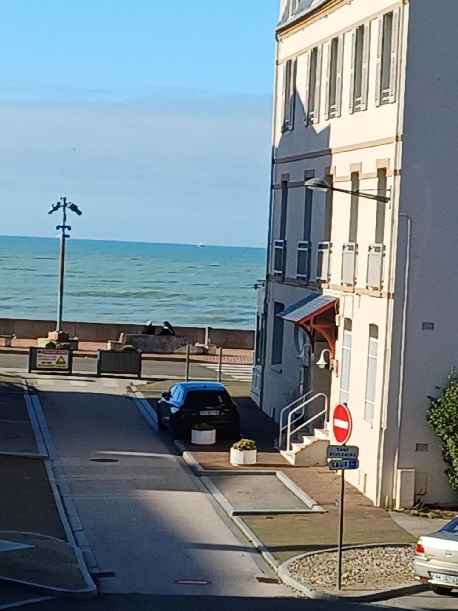 Avec Balcon Au 1er Etage Vue Laterale A 50 Metres De La A Les Bains. * Mers-les-Bains